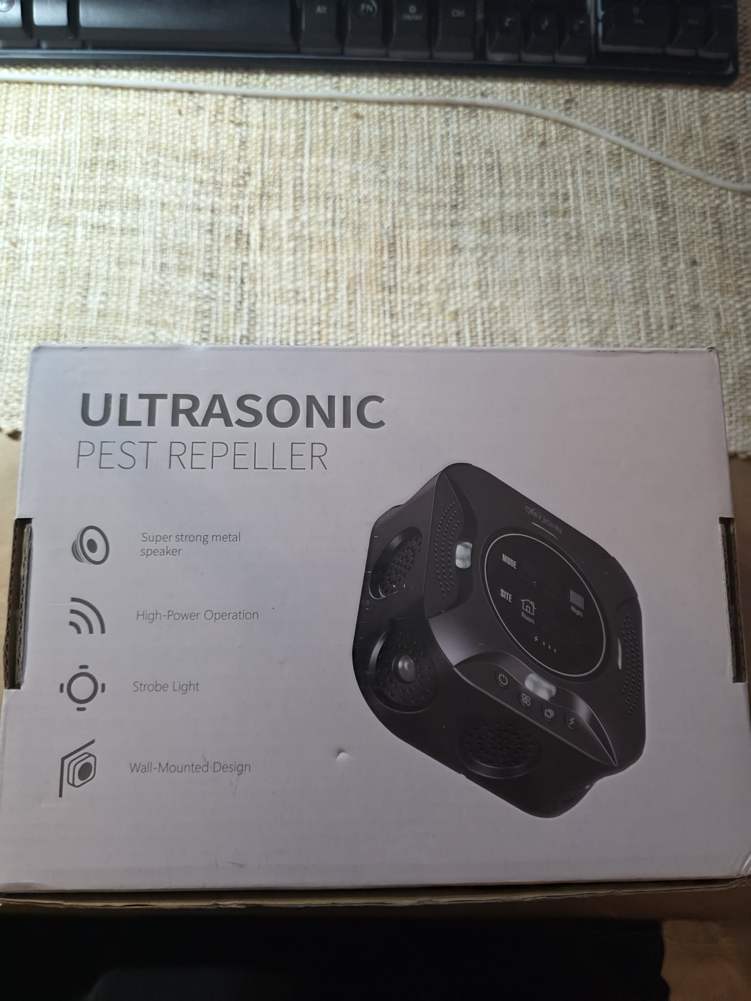 QMYJOHN High-Power Ultrasonic Pest Repeller (with Strobe Light & Metal Speakers)