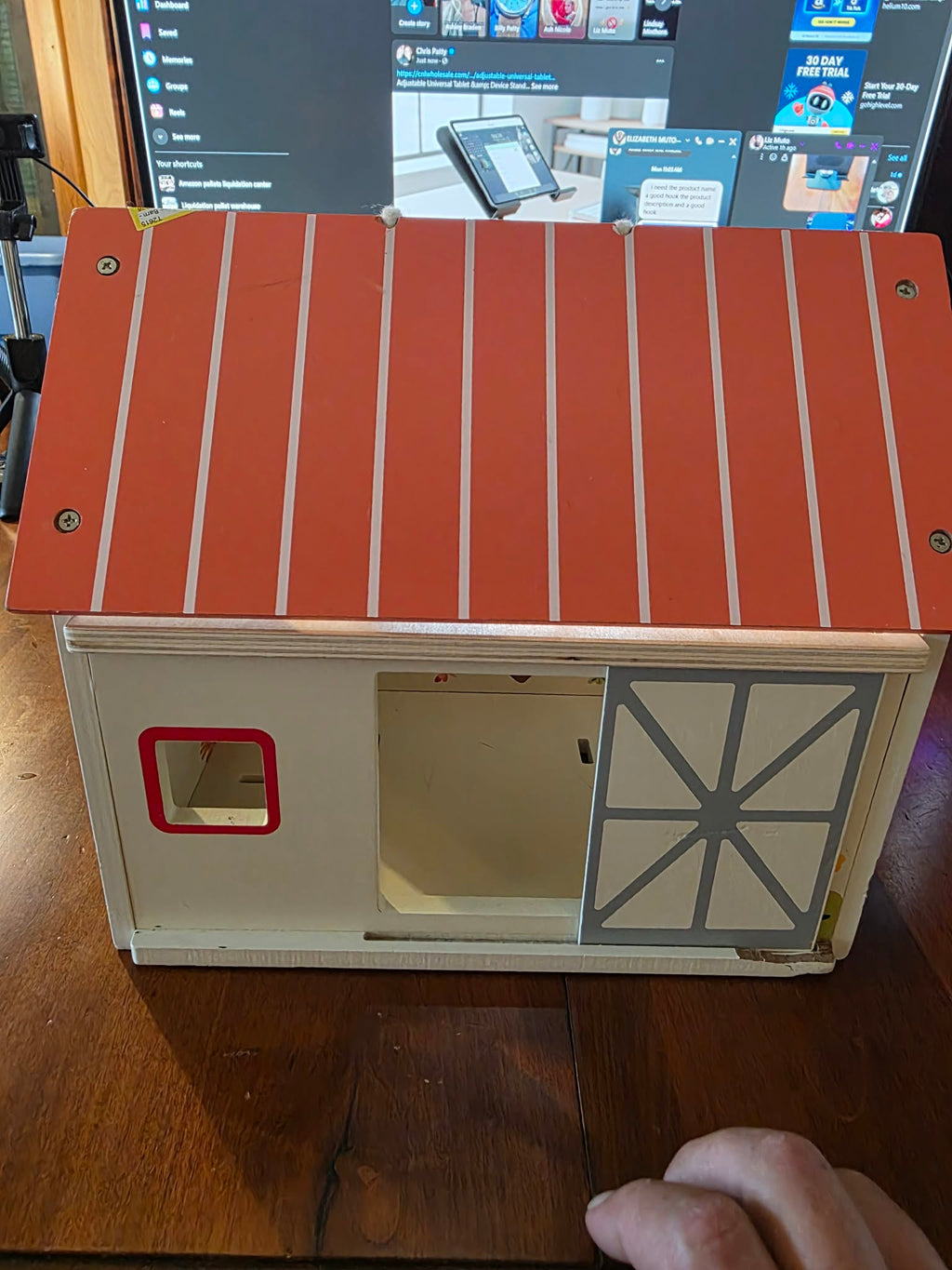 Wooden Pretend-Play Farmhouse Dollhouse